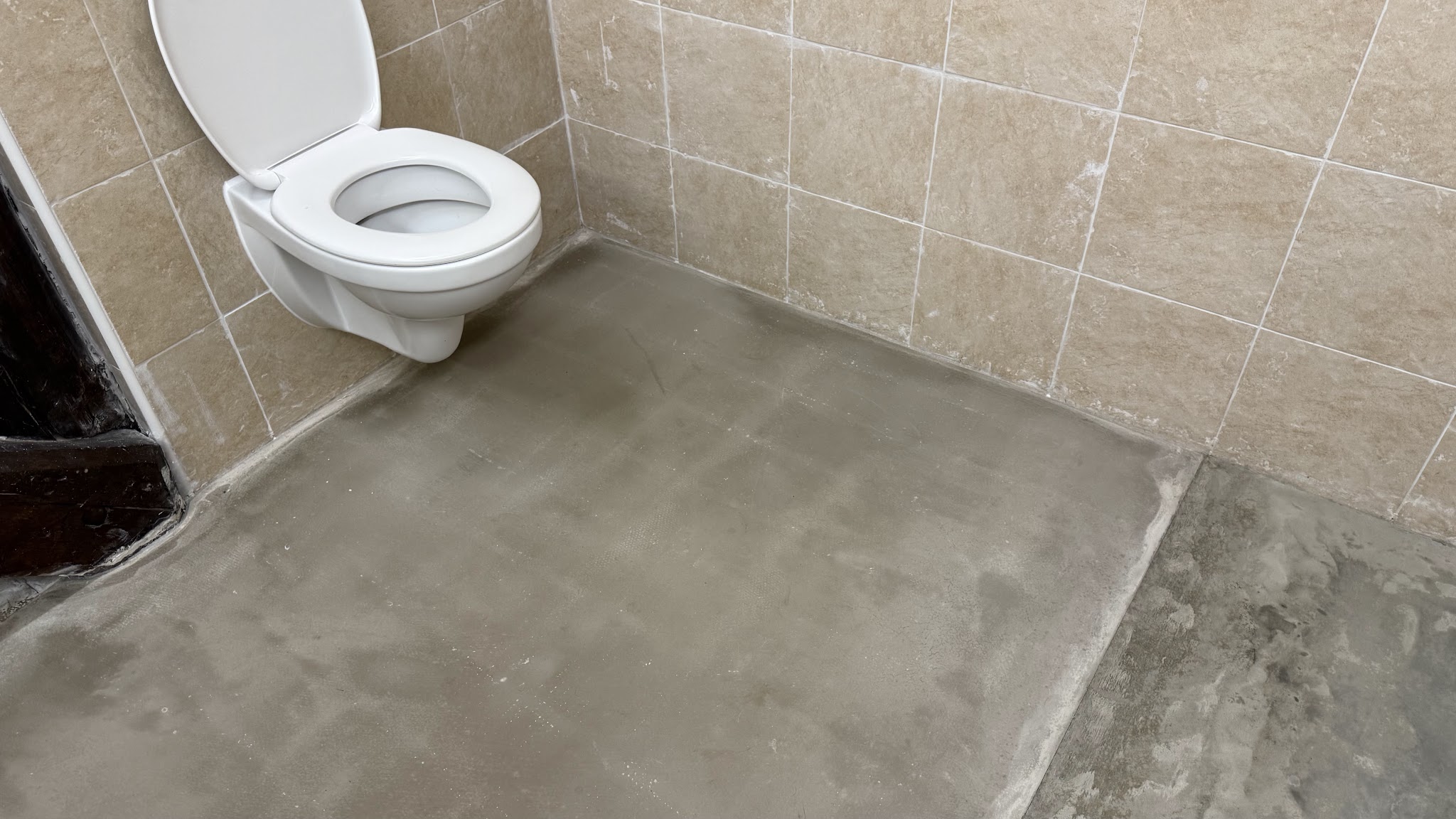 Geëgaliseerde badkamervloer met toilet