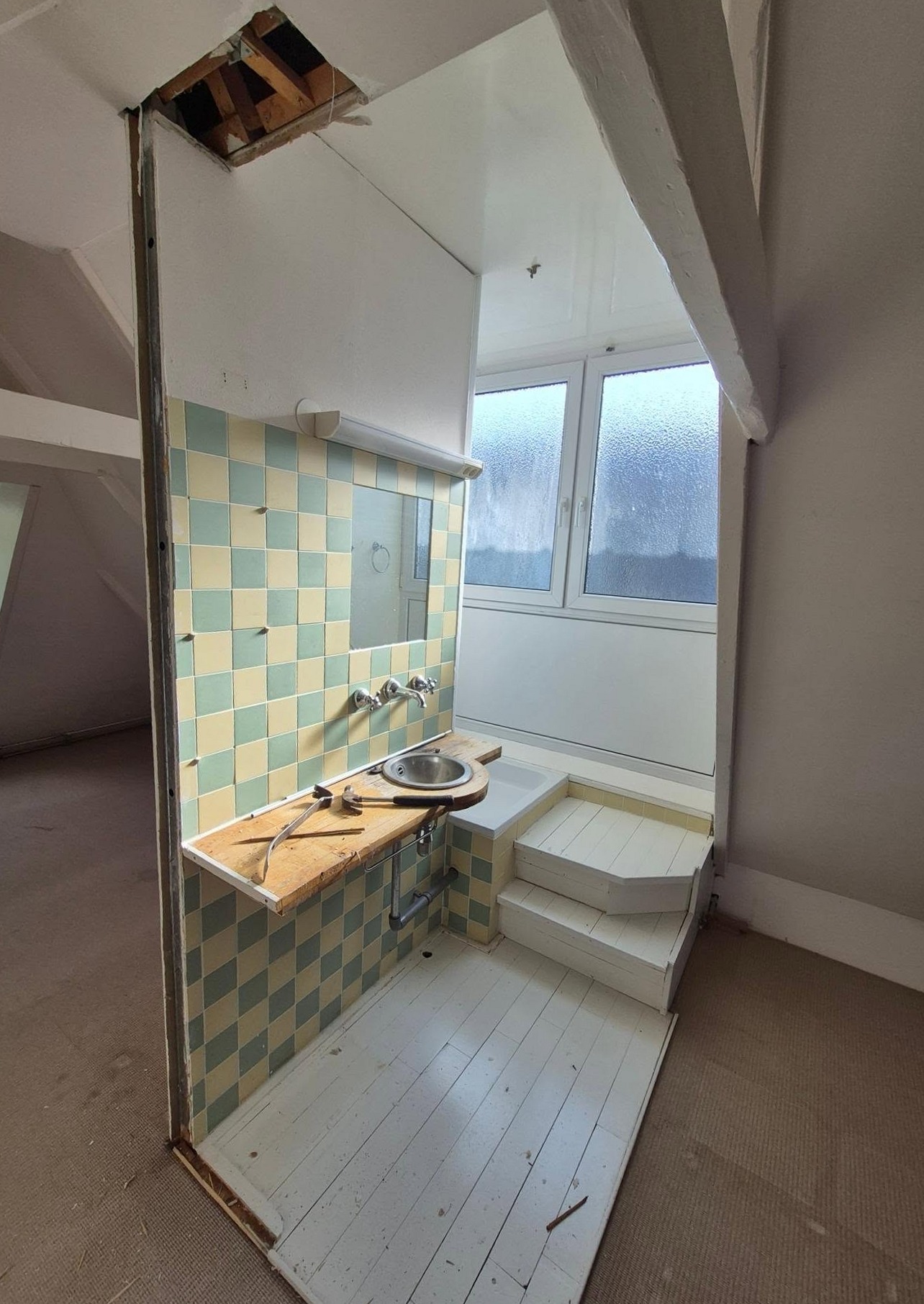 Oude badkamer op zolder voordat de verbouwing begon